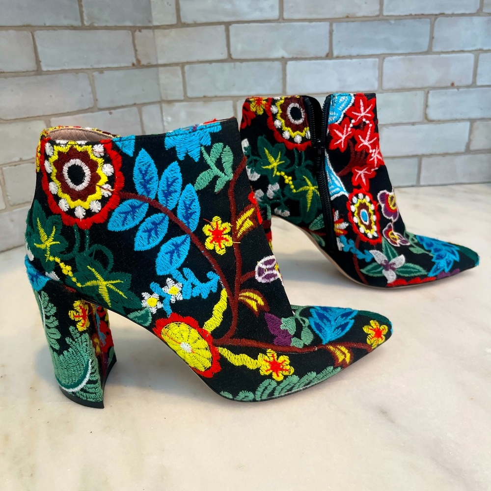 STUART WEITZMAN “Pure” Embroidered Multi Botanic Bootie Sz. 7 90mm Worn twice.